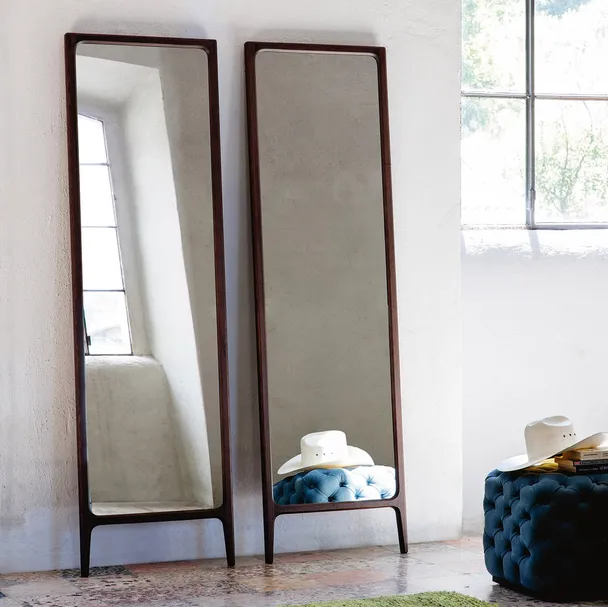 Specchiera da terra Rimmel con cornice in legno di Porada