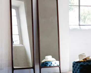 Specchiera da terra Rimmel con cornice in legno di Porada