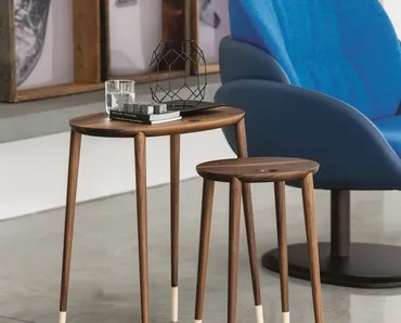 Tavolino moderno in legno massello di noce canaletta con puntali in acero naturale Rogers di Porada