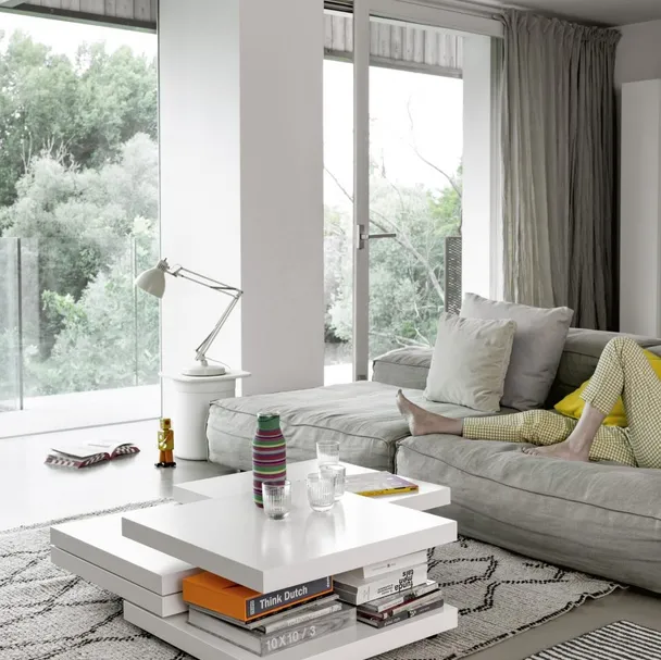 Tavolino in laccato bianco Rotor di Kristalia