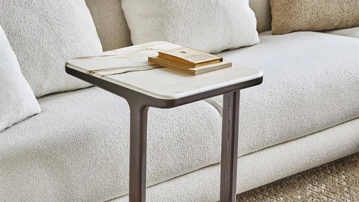 Tavolino con top in marmo e struttura in massello di frassino Script 45 di Porada