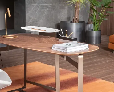Scrittoio Gauss con top in legno dotato di mensola in ceramica e struttura in metallo di Bonaldo
