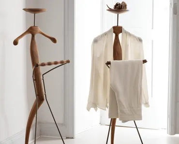 Appendiabiti in massello di ciliegio con struttura in metallo dotato di un piattino portaoggetti Sir-Bis di Porada