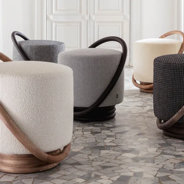 Pouf Smile in tessuto e legno di Porada