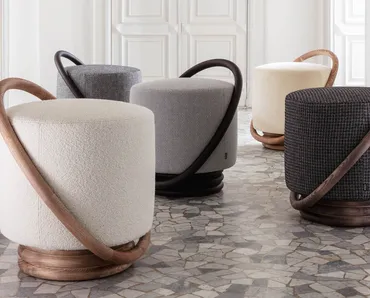 Pouf Smile in tessuto e legno di Porada