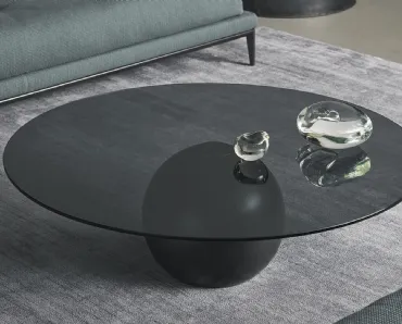 Tavolino rotondo Circus coffee table con top in cristallo fumè sorretto da una base sferica in metallo di Bonaldo