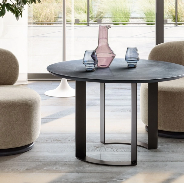 Tavolino Otto Breakfast in cemento spatolato di Twils