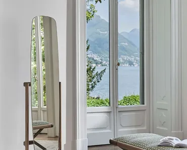 Specchiera autoportante con struttura in legno massello Timothy di Porada