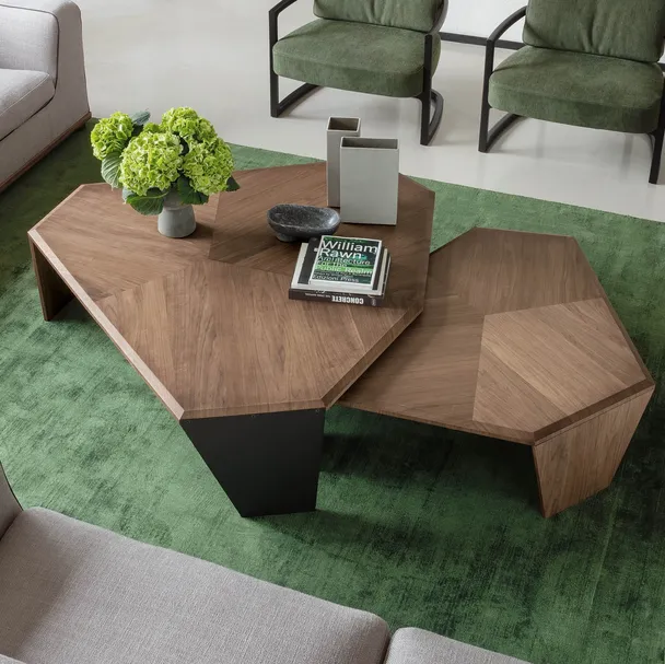 Tavolino dalla forma asimmetrica in noce canaletto con impiallacciatura con motivo ad intarsio incrociato Tortuga di Porada