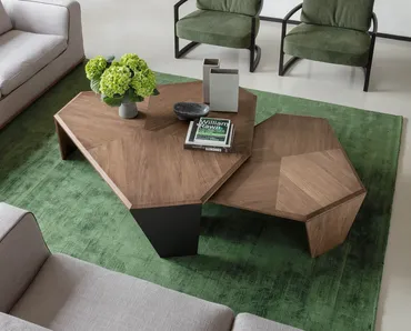 Tavolino dalla forma asimmetrica in noce canaletto con impiallacciatura con motivo ad intarsio incrociato Tortuga di Porada