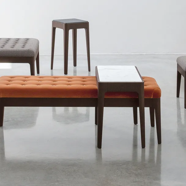 Pouf Webby in tessuto trapuntato e legno di Porada