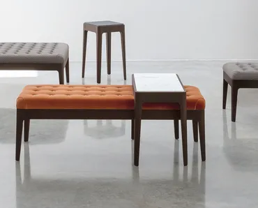 Pouf Webby in tessuto trapuntato e legno di Porada