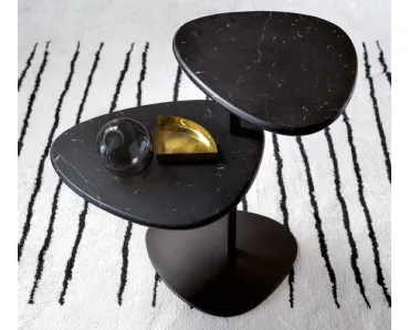 Tavolino con piano dalla forma irregolare in marmo con struttura in tondino metallico opaco bronzo Yory di Desirèe