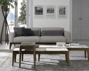 Tavolini con piano in marmo e struttura in noce canaletta Ziggy di Porada