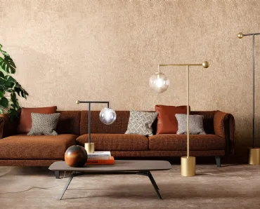 Lampada da terra e da tavolo costituita da una base e una sfera in ottone, uno stelo sottile in metallo finitura piombo o bronzo con paralume in vetro trasparente Bardot di Bonaldo
