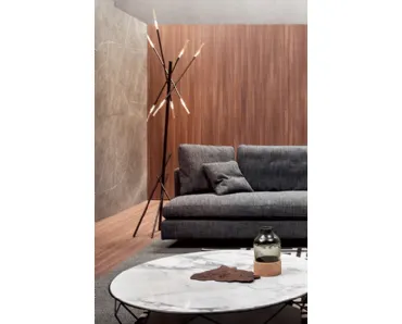 Lampada da terra in metallo verniciato opaco color piombo con alle estremità un elemento in vetro soffiato ambrato che racchiude la sorgente luminosa Crossroad di Bonaldo