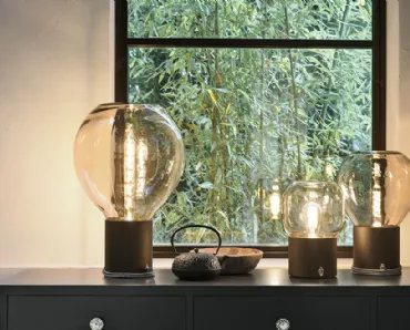 Lampada da tavolo con luce racchiusa in una bolla di vetro e base in metallo Divina di Caos Creativo by Rossi&Co