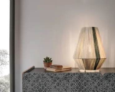 Lampada da tavolo realizzata con un gioco di fili Filò Appoggio di Caos Creativo by Rossi&Co