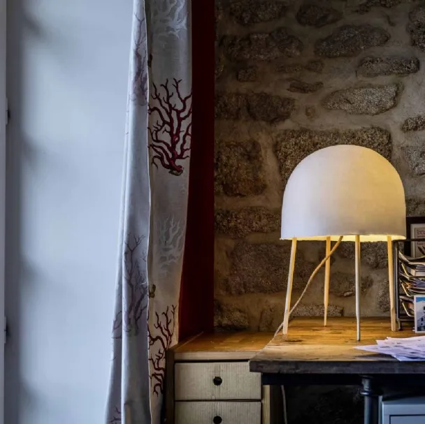 Lampada da tavolo Kurage in carta washi e frassino di Foscarini