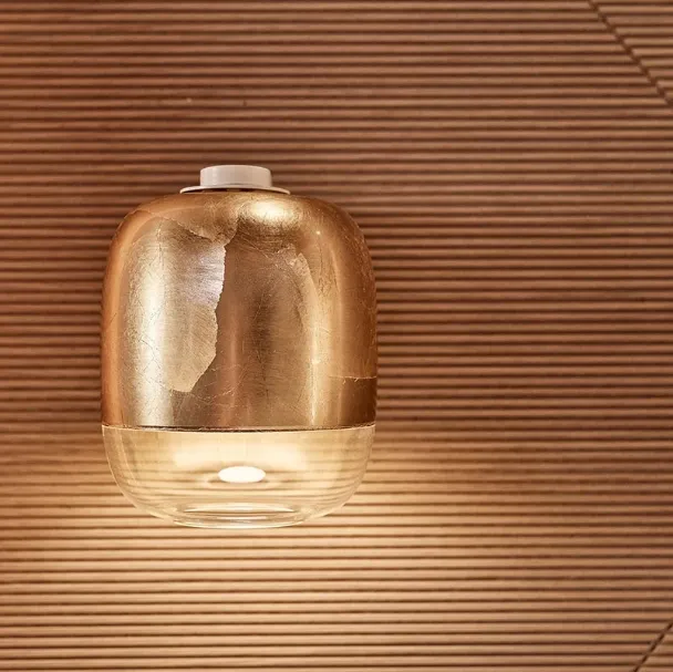 Lampada da parete in vetro soffiato e foglia oro Gong di Prandina
