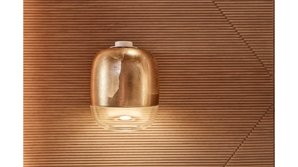 Lampada da parete in vetro soffiato e foglia oro Gong di Prandina
