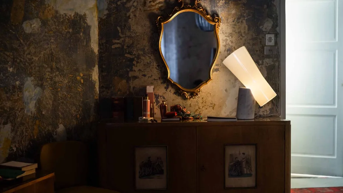 Lampada da tavolo Nile in vetro soffiato e marmo di Carrara di Foscarini