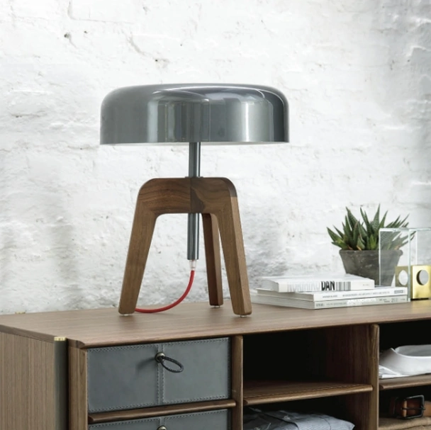 Lampada da tavolo in legno Pileo di Porada