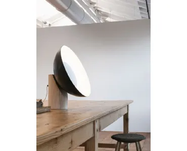 Lampada da tavolo in legno e metallo che rileva la luce e la diffonde ad ampio raggio Radar di Caos Creativo by Rossi&Co