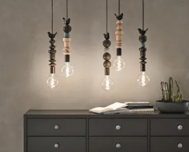 Lampada a sospensione in legno con piccoli uccellini in ceramica Ready System di Caos Creativo by Rossi&Co