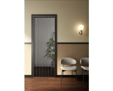 Porta battente per interni Ri Trait 8b in vetro con traversini verticali e telaio in alluminiodi Albed