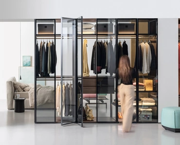 Armadio con ante in vetro Aria telaio di Kristalia