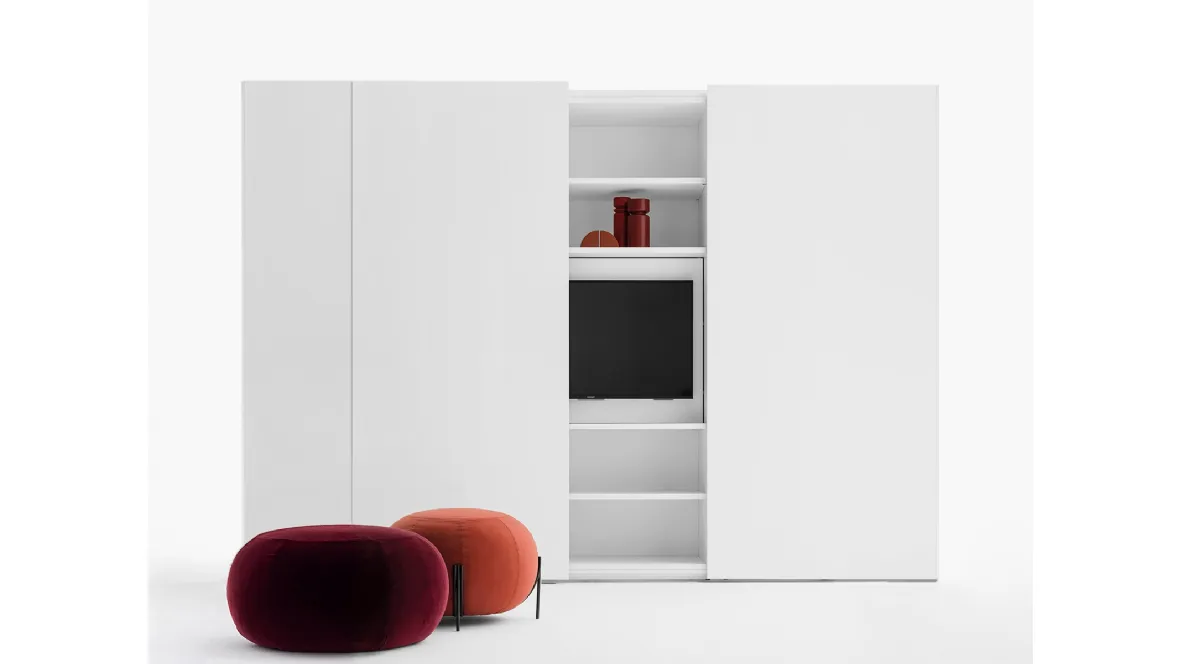 Armadio Freedhome ad ante scorrevoli in laccato bianco opaco con porta TV apribile di Caccaro