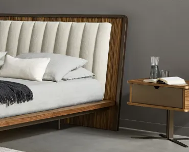 Comodino Nelson in legno con base in metallo di Bonaldo