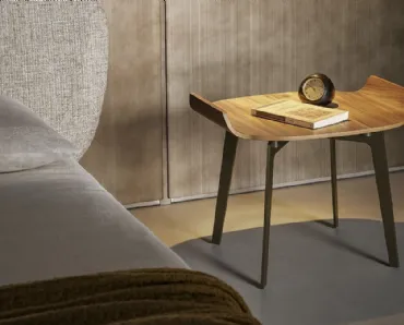 Comodino Olos in legno con base in metallo di Bonaldo