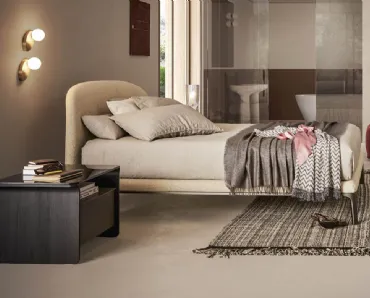 Comodino Nota in laccato e legno con top in vetro di Pianca