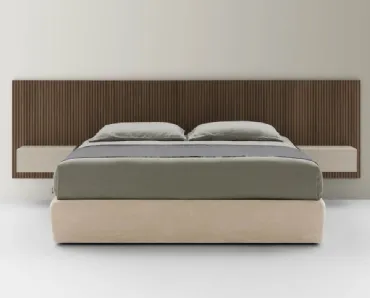 Letto Sommier in tessuto con Boiserie Cannettata in legno di Pianca