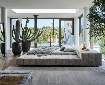 Letto imbottito in tessuto trapuntato con penisola laterale Squaring di Bonaldo