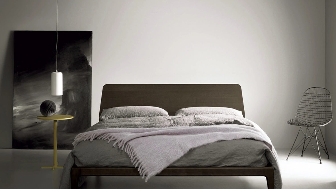 Letto in legno con testiera Bun di Kristalia