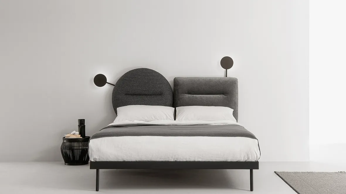 Letto con testiera in tessuto che si scompone in due forme da abbinare a piacere Bishape di Caccaro