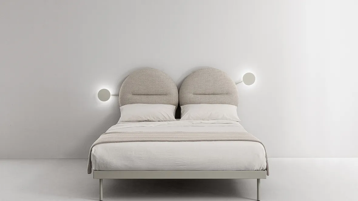 Letto con testiera in tessuto composta da due cerchi Bishape di Caccaro
