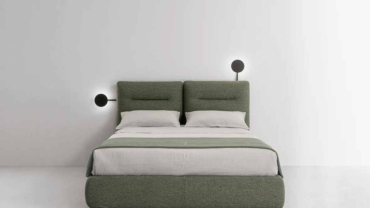 Letto contenitore con testiera in tessuto composta da due rettangoli Bishape di Caccaro