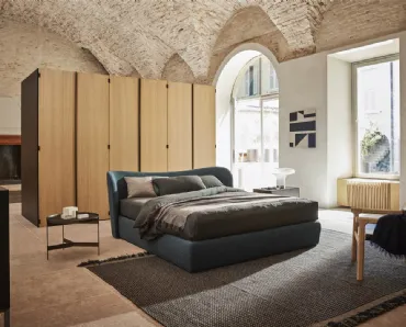Letto Embrace con box in tessuto con testiera avvolgente di Pianca