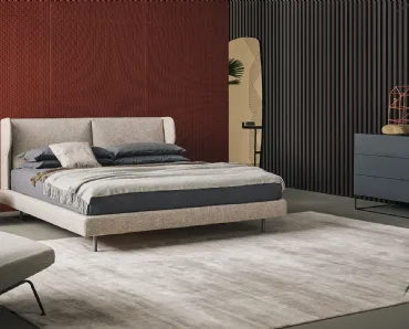 Letto in tessuto imbottito con testiera River di Bonaldo