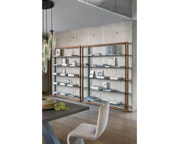Libreria a muro Alix in legno con ripiani in metallo di Bonaldo