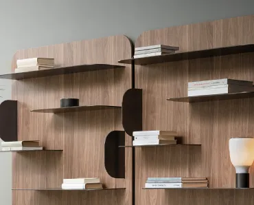 Libreria a muro Blabla in legno con ripiani in metallo di Bonaldo