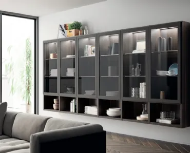 Libreria sospesa Living Carattere in melaminico Larice Nuance con ante in vetro di Scavolini