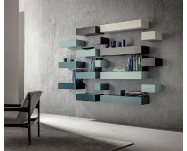 Libreria Loft composta da mensole in laccato opaco vari colori di Capo d'Opera