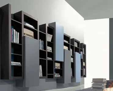 Libreria Side 16 in olmo ruggine con elementi ad ante battenti in laccato quarzo e fiordaliso opaco di Fimar