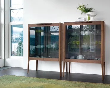 Madia Atlante 02 in noce canaletto e vetro di Porada