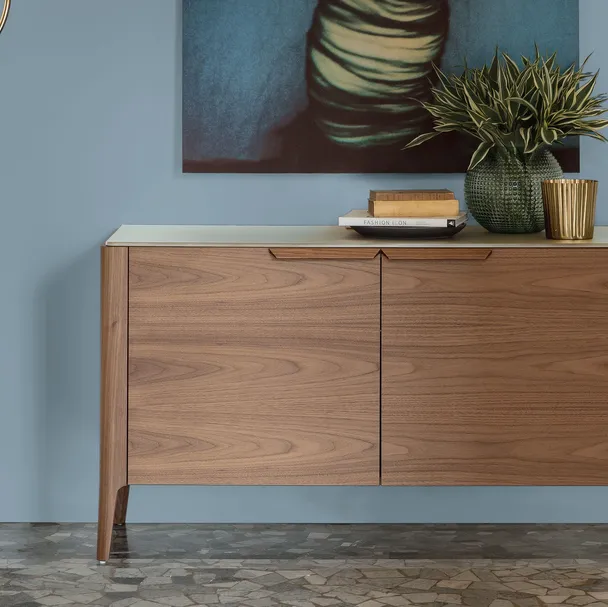 Madia con due ante in noce canaletto e top in cristallo retroverniciato Atlante 05 di Porada